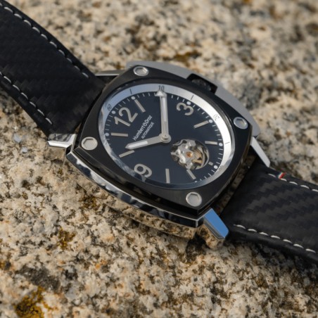 Montre Française HD10, cadran bleu profond index en chiffres arabes et bracelet en cuir style carbone.