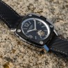 Montre Française HD10, cadran bleu profond index en chiffres arabes et bracelet en cuir style carbone.