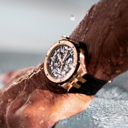Montre de plongée Edox resistante à 20ATM, boîtier en acier et PVD or rose et bracelet caoutchouc noir.