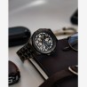 Montre sportive chic en acier PVD gris et cadran squelette.