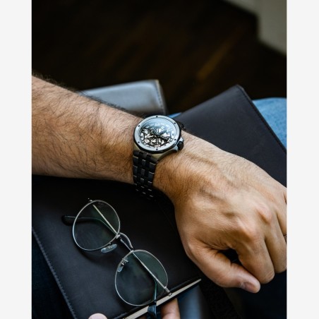 Montre de sport Suisse made avec bracelet en acier, boucle déployante et verre saphir.