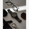 Montre cadran squelette en acier PVD gris et bracelet 5 maillons en acier PVD gris et noir.