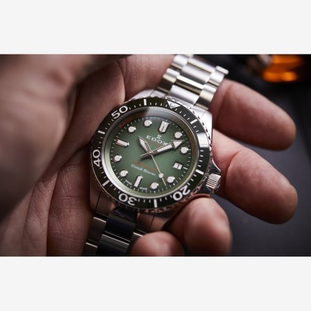 Montre automatique Suisse avec guichet date à 3H et protège couronne.