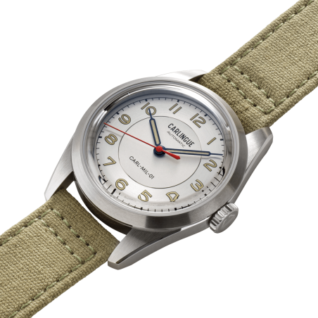 Carlingue Military, 36mm d'élégance en acier avec cadran silver, aiguilles seringues et trotteuse rouge.