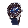Montre GMT Carlingue Aviation, boîte en acier et bracelet en cuir bleu avec surpiqûres blanche.
