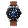 Montre Automatique Carlingue Aviation 01 avec son cadran bleu et son bracelet en cuir cognac.