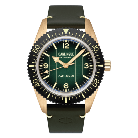 Montre Française Carlingue Diver 01 Bronze CT-001-A avec boîtier en bronze massif, cadran vert et bracelet en cuir vert foncé.