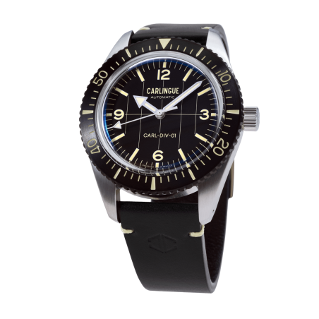 Diver watch Française étanche à 200m  avec boîte en acier, lunette noire et bracelet en cuir noir.
