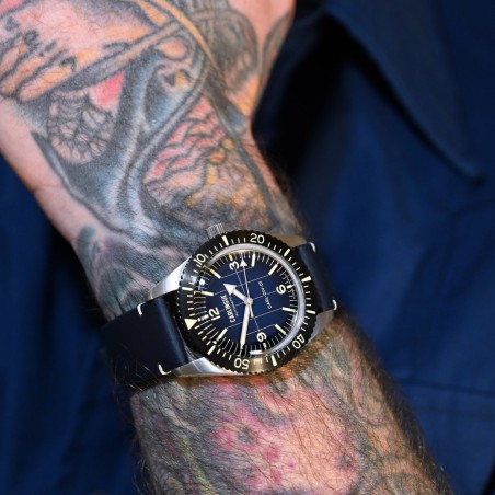 Carlingue Diver 01 Bleu portée sur poignet tatoué.