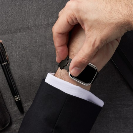 Bracelet modulaire Smartlet One Shadow en acier 316L noir clipsé par un homme et sa montre connectée