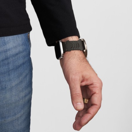 Bracelet modulaire Smartlet One Shadow en acier noir sablé porté en casual décontracté