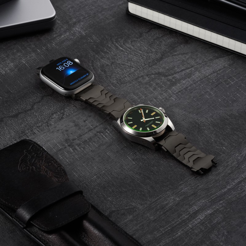 Bracelet modulaire Smartlet One Shadow en acier sablé noir et une montre connectée