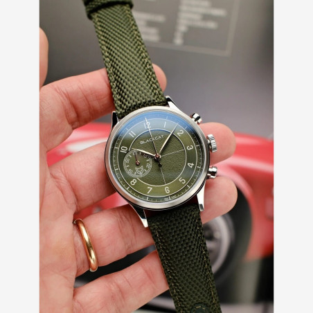 Montre élégante et design en acier. bracelet textile ultra résistant et confortable.