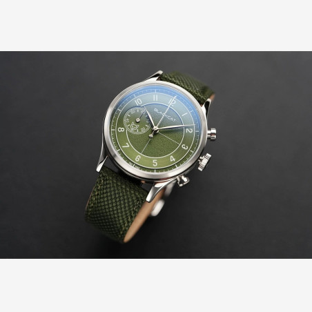 Montre de sport, chronographe au mouvement méca quartz Seiko VK64 et sont bracelet en tissu avec boucle gravée.
