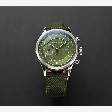 Montre Blackcat de 39 mm en acier, cadran vert texturé et bracelet en textile.