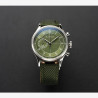 Montre Blackcat de 39 mm en acier, cadran vert texturé et bracelet en textile.