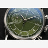 Verre saphir protégeant un cadran vert olive aux finitions satinées et sablées et sous-compteur des minutes avec logo Blackcat.