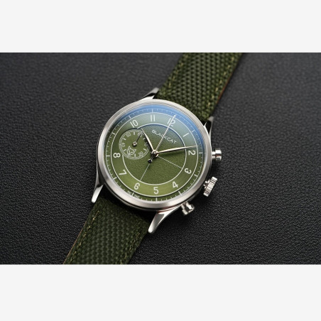 Montre Blackcat au style urbain avec un boîtier acier de 39 mm  de diamètre.