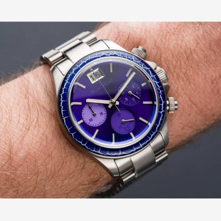 Chronographe français en titane avec cadran soleillé violet et grande date.