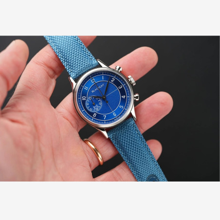 Chronographe Blackcat Shaka bleu avec boîtier acier poli brossé et bracelet bleu.
