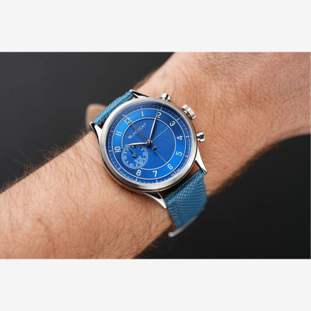 Chronographe français avec cadran bleu et sous compteur à 9h.