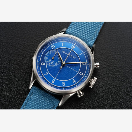 Cadran bleu électrique texturé, index arabes et minuterie à 9h.