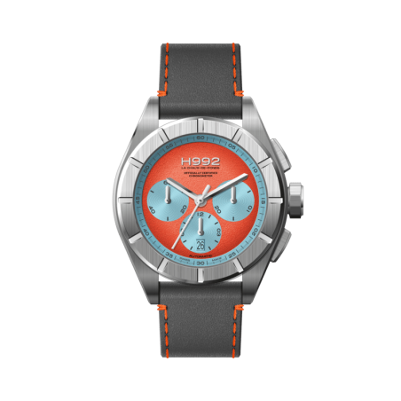 Montre suisse à complication chronographe en acier 316L avec cadran orange et bleu et bracelet en cuir noir.