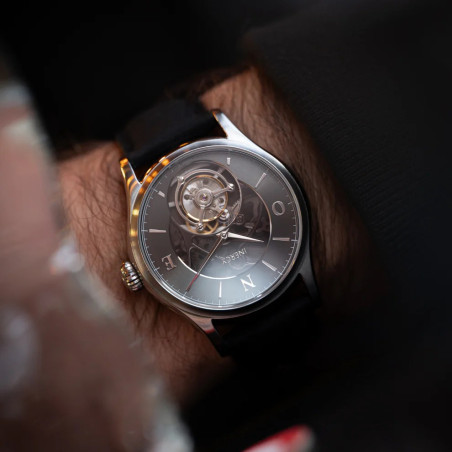 Montre mécanique Inercy ONE portée sur le poignet d'un homme.