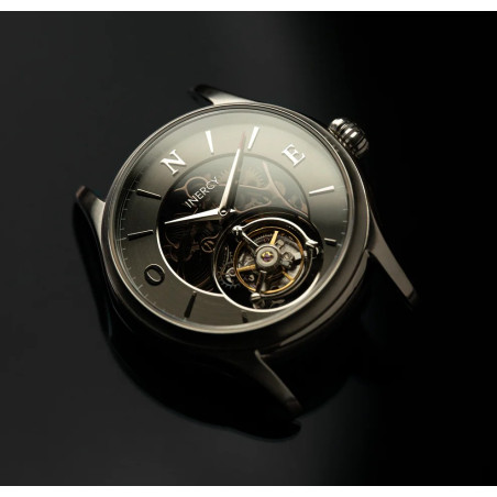 Inercy ONE avec son cadran gris fumé et transparent et son tourbillon.