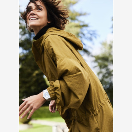 Femme portant une H992 H1 en acier et cadran bleu céleste.