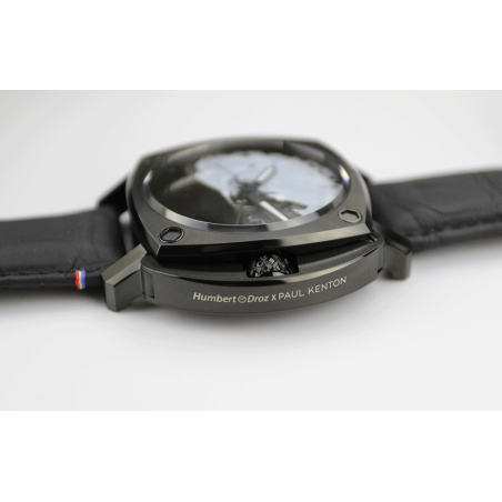 Montre unique et personnalisée par l'artiste Paul Kenton. Boîtier coussin et couronne protégée.
