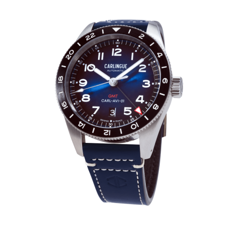 Montre GMT Carlingue Aviation, boîte en acier et bracelet en cuir bleu avec surpiqûres blanche.