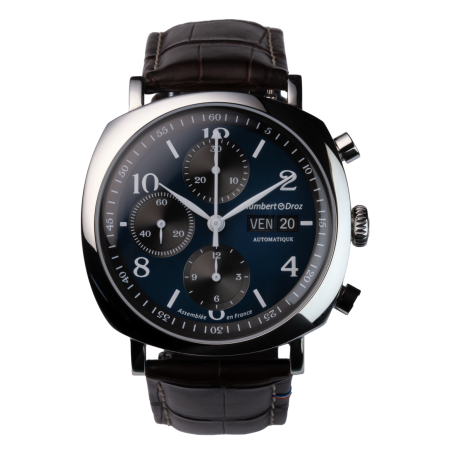 Chronographe automatique Français Humbert Droz HD6.1 Azur au cadran bleu et noir et son bracelet en cuir marron.