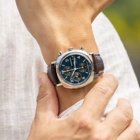 Montre Française Humbert Droz HD6.1 Azur portée sur poignet.