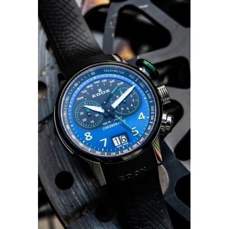 Chronographe de sport avec carrure en titane et poussoir surdimensionné vert