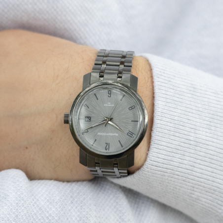 Humbert Droz HD8 montre classique chic en acier avec cadran gris portée sur poignet d'homme.