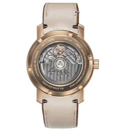 Fond de boîte transparent laissant apparaitre le mouvement automatique La Joux-Perret G100.
