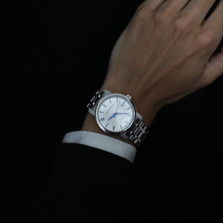 HD8 montre Française en acier avec un cadran blanc guilloché.
