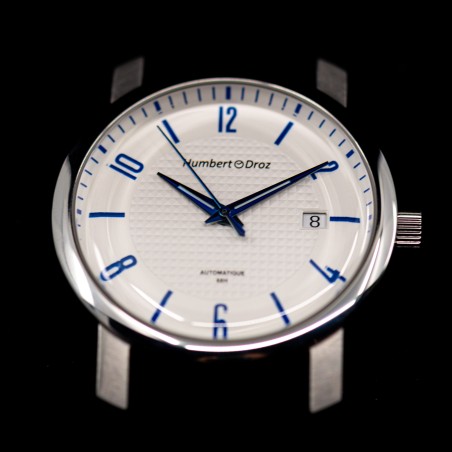 Dress watch Française HD8 avec index bâtons et chiffres arabes appliqués.