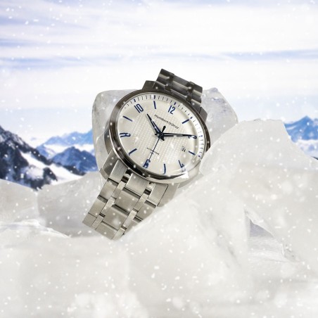 Montre d'exploration en acier, étanche à 50 mètres et verre inrayable en saphir.